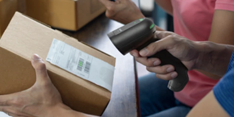 運送伝票コードを読み取る Xenon Ultra 1960g コードリーダー